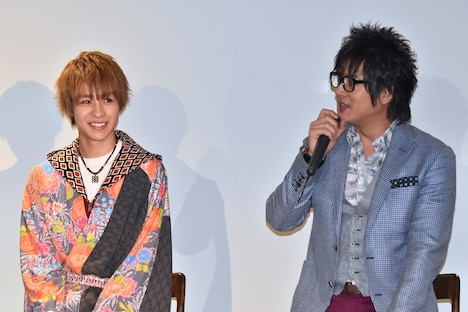 細川茂樹（右）の話に、笑顔を見せる西銘駿（左）。