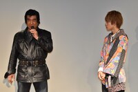 藤岡弘、（左）の熱弁に真剣な表情で耳を傾ける西銘駿（右）。