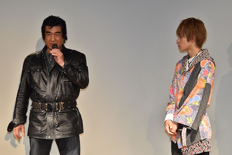 藤岡弘、（左）の熱弁に真剣な表情で耳を傾ける西銘駿（右）。