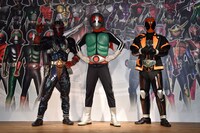 「仮面ライダー45周年記念 仮面ライダー バトライド・ウォー 創生 プレミアム発表会」の様子。左から仮面ライダー響鬼、仮面ライダー1号、仮面ライダーゴースト。
