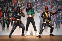 「仮面ライダー45周年記念 仮面ライダー バトライド・ウォー 創生 プレミアム発表会」の様子。左から仮面ライダー響鬼、仮面ライダー1号、仮面ライダーゴースト。
