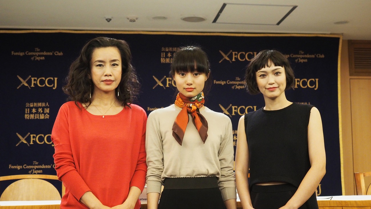「女が眠る時」記者会見の様子。左から渡辺真起子、忽那汐里、小山田サユリ。