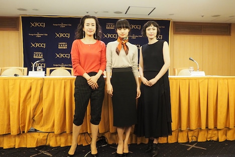 「女が眠る時」記者会見の様子。左から渡辺真起子、忽那汐里、小山田サユリ。