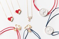 AHKAHのコラボ商品。左上から時計回りにラブネックレス、ラブブレスレット、パヴェネックレス、コインコードブレスレット、スキップスヌーピーコードブレスレット。(c)Peanuts Worldwide LLC