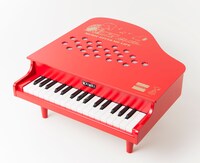 河合楽器製作所のコラボ商品。ミニピアノ。(c)Peanuts Worldwide LLC