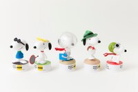 奇譚クラブのコラボガチャガチャ。左からジョー・クール、テニスプレイヤー、アストロノーツ、ビーグル・スカウト、フライング・エース。(c)Peanuts Worldwide LLC