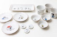 KUTANI SEALのコラボ商品。左上から時計回りに長皿、蕎麦猪口、菊小鉢、箸置き、花型皿。(c)Peanuts Worldwide LLC
