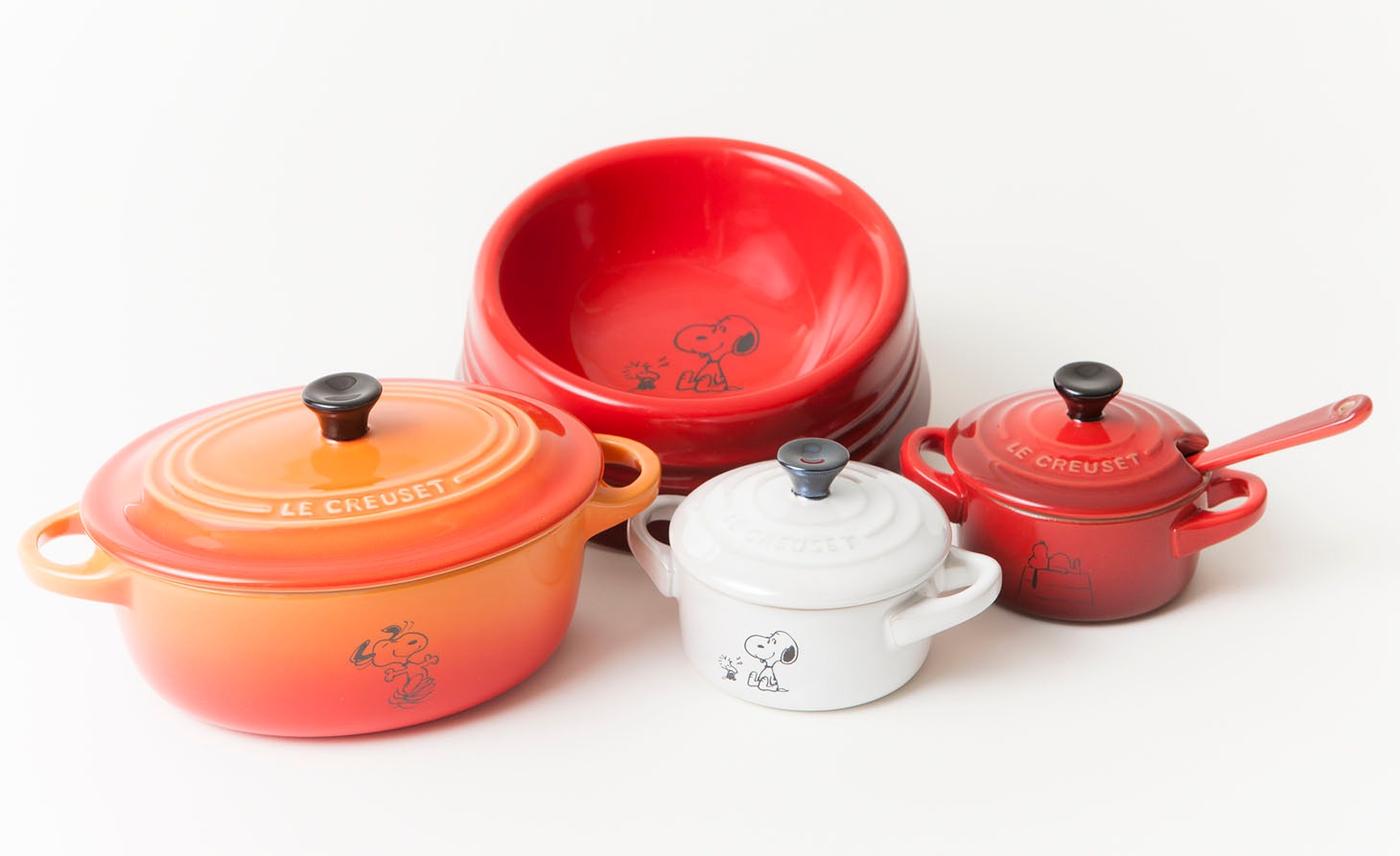 ル・クルーゼのコラボ商品。左からミニ・オーバル・ココット、ドッグ・ボール（S）、ペア・プチ・ココット（スプーン付き）。(c)Peanuts Worldwide LLC