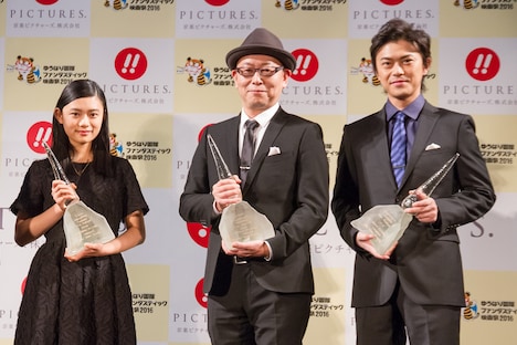 京楽ピクチャーズ．PRESENTS ニューウェーブアワード表彰式の様子。左から杉咲花、土井裕泰、勝地涼。