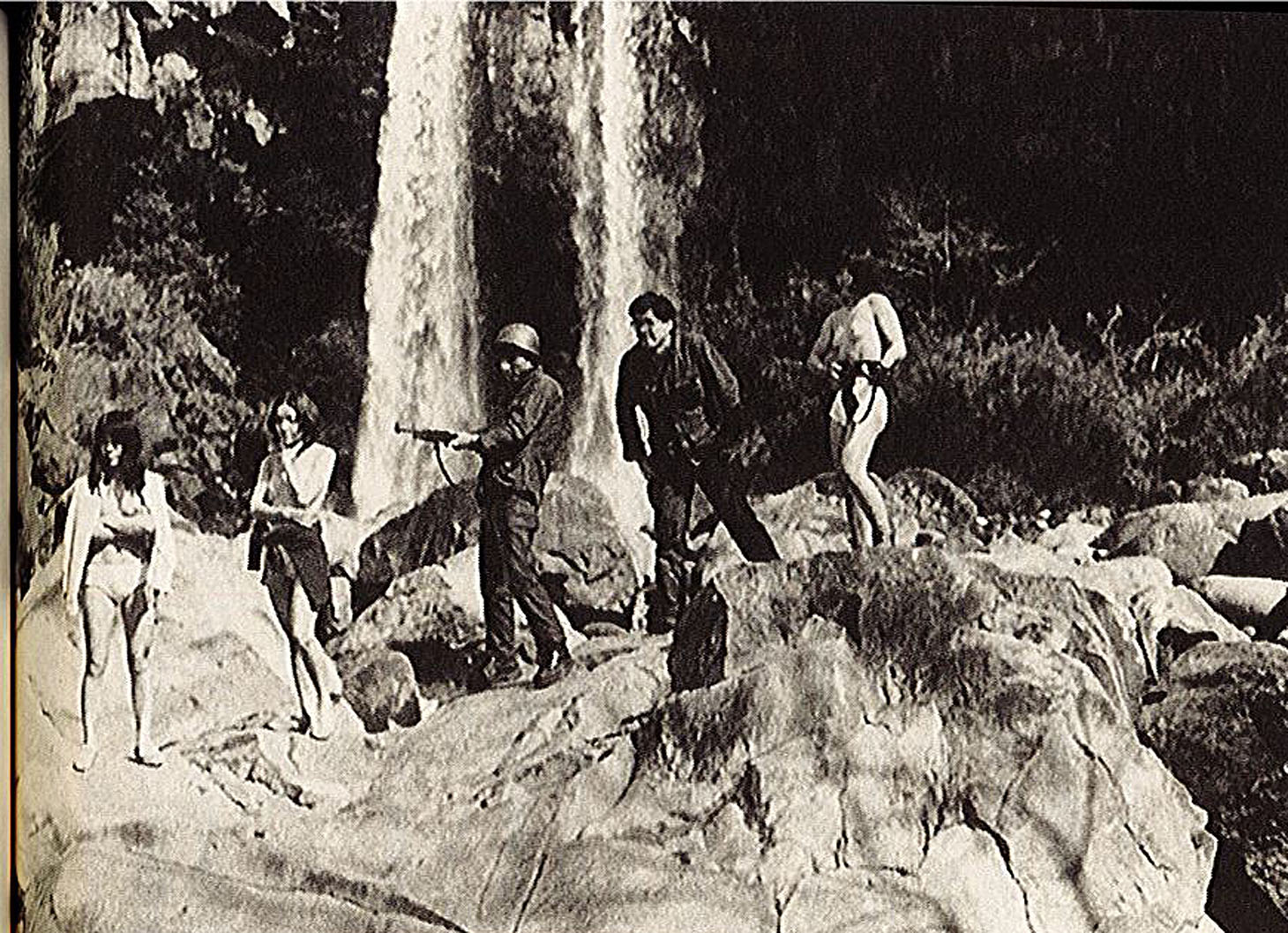 「女学生ゲリラ」 提供：シネ・ヌーヴォ