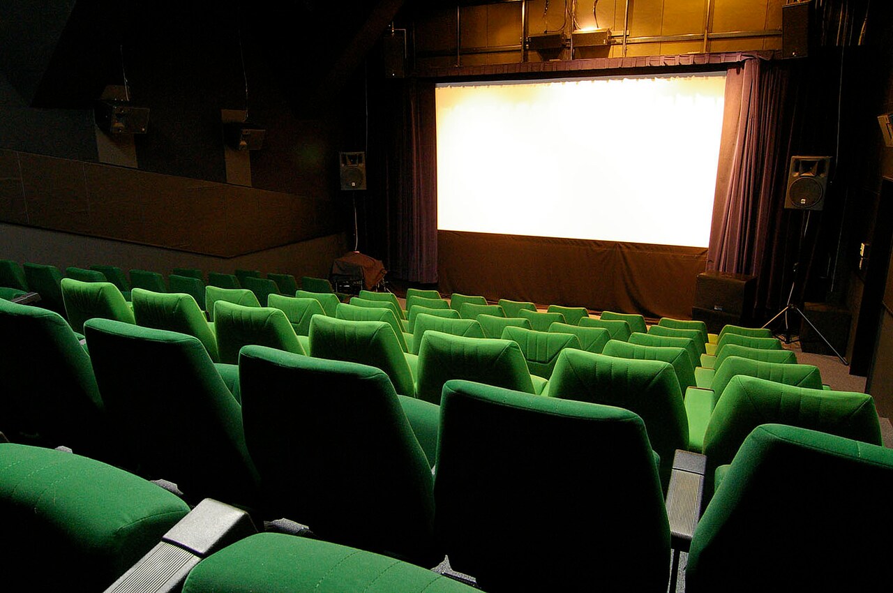 映画美学校地下試写室