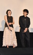 寺島しのぶ（左）と池松壮亮（右）。