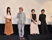 「シェル・コレクター」初日舞台挨拶より、左から橋本愛、リリー・フランキー、寺島しのぶ、池松壮亮。
