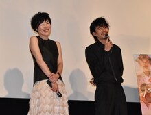 「シェル・コレクター」初日舞台挨拶より、リリー・フランキーの発言に終始大笑いの寺島しのぶ（左）と、困惑気味にコメントする池松壮亮（右）。