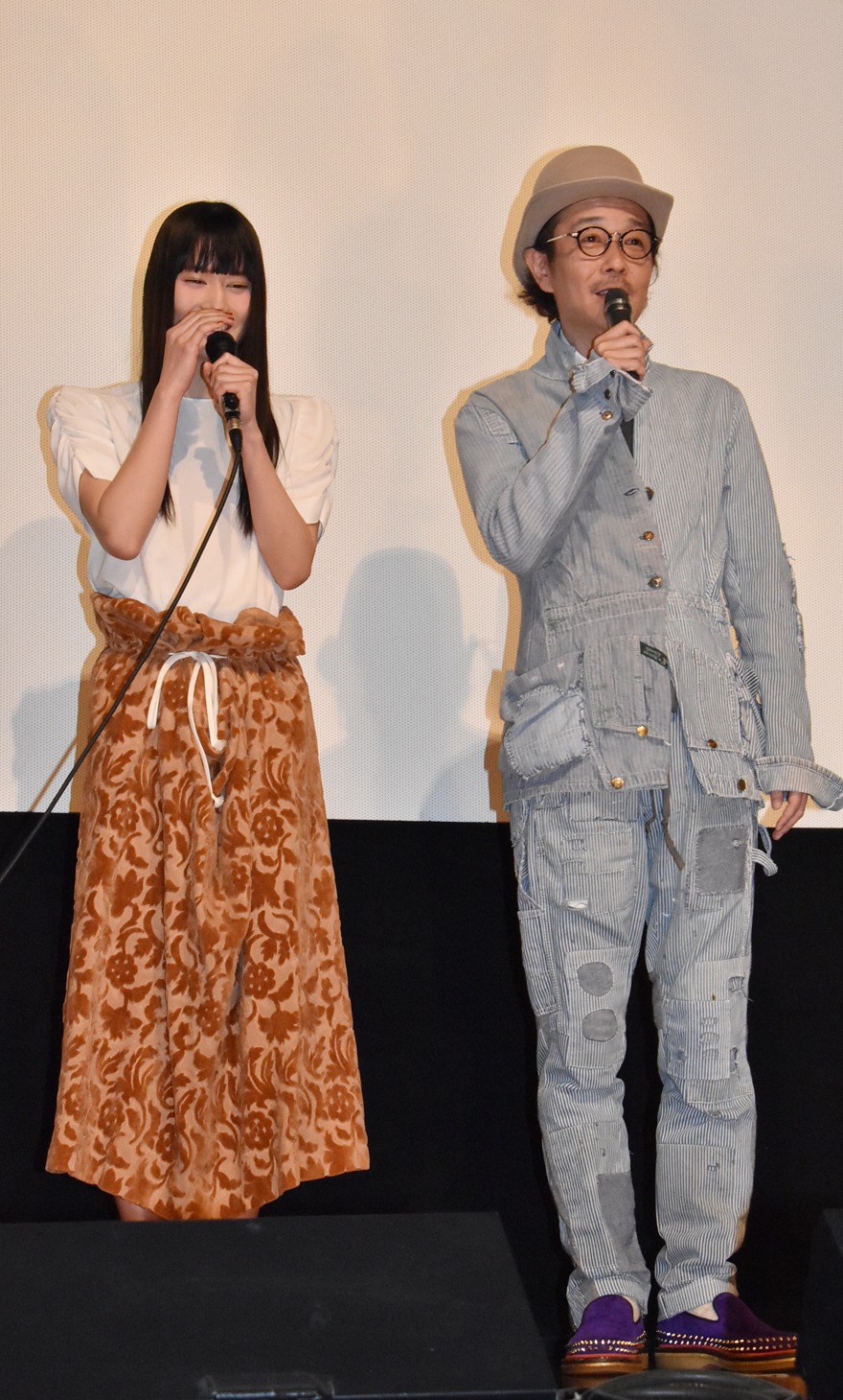 リリー・フランキー（右）の発言に笑顔をこぼす橋本愛（左）。