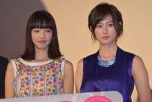 左から小松菜奈、高月彩良。