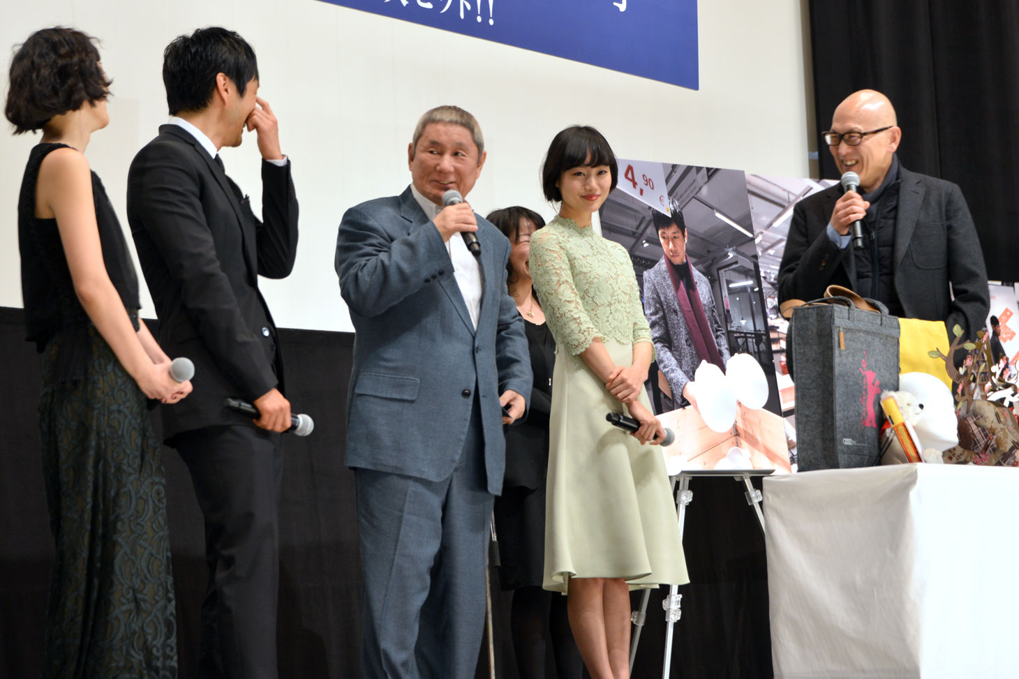 「女が眠る時」公開初日舞台挨拶の様子。
