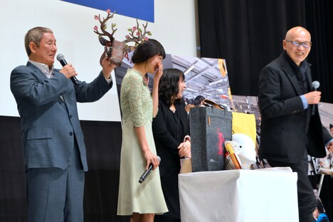 ウェイン・ワン（右）がチョイスした鹿の頭部をまじまじと見つめるビートたけし（左）。