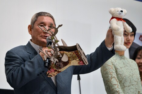ベルリン映画祭公式グッズのテディベアを掲げるビートたけし。