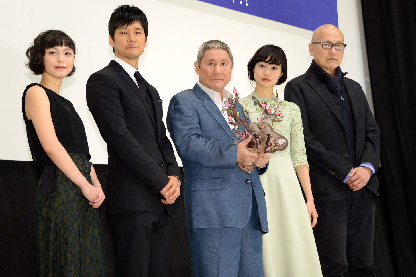 「女が眠る時」公開初日舞台挨拶の様子。左から小山田サユリ、西島秀俊、ビートたけし、忽那汐里、ウェイン・ワン。