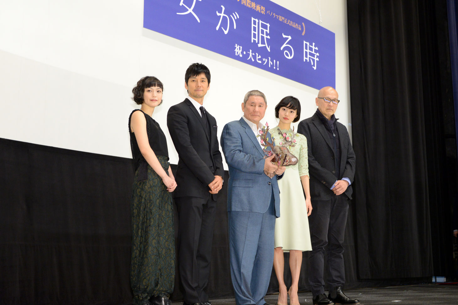 「女が眠る時」公開初日舞台挨拶の様子。