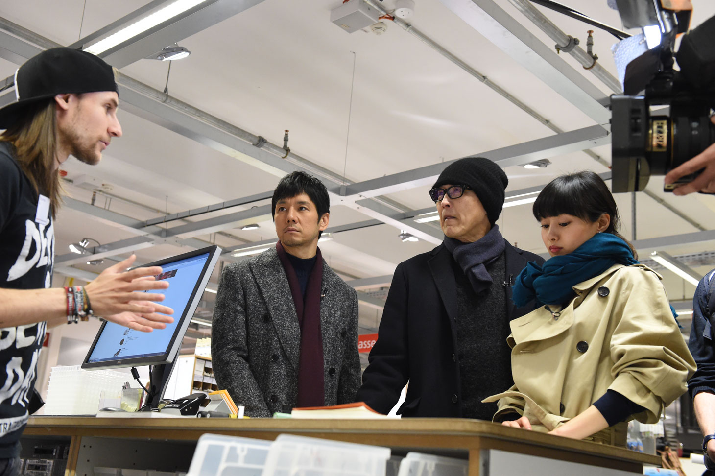 ベルリンの画材屋でお土産を選ぶ様子。