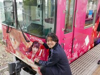 「ちはやふるラッピング電車」にヘッドマークを取り付ける小泉徳宏。