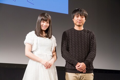「セーラー服と機関銃 -卒業-」舞台挨拶の様子。左から橋本環奈、前田弘二。