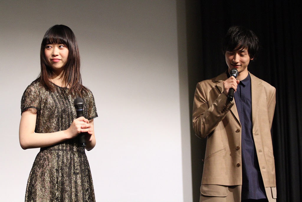2月26日に行われた「ドロメ【女子篇】」舞台挨拶の様子。左から森川葵、小関裕太。