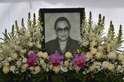 安藤昇の遺影。写真はファン向けの焼香所にて。
