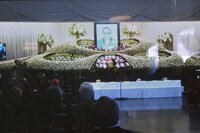 「安藤昇 お別れの会」の様子。写真は中継モニターより。