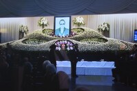 「安藤昇 お別れの会」にて、梅宮辰夫による献酒の様子。写真は中継モニターより。