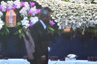 「安藤昇 お別れの会」にて、梅宮辰夫による献酒の様子。写真は中継モニターより。