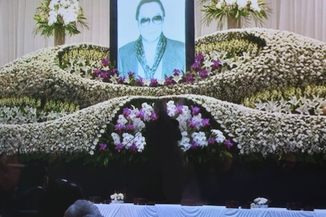 「安藤昇 お別れの会」にて、梅宮辰夫による献酒の様子。写真は中継モニターより。