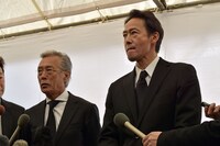 左から岩城滉一、村上弘明。