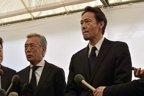 左から岩城滉一、村上弘明。