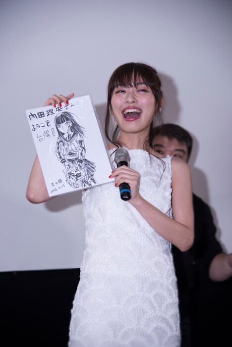 「血まみれスケバンチェーンソー」の台湾での舞台挨拶に登壇した内田理央。