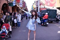 台北市内の市場を訪れた内田理央。