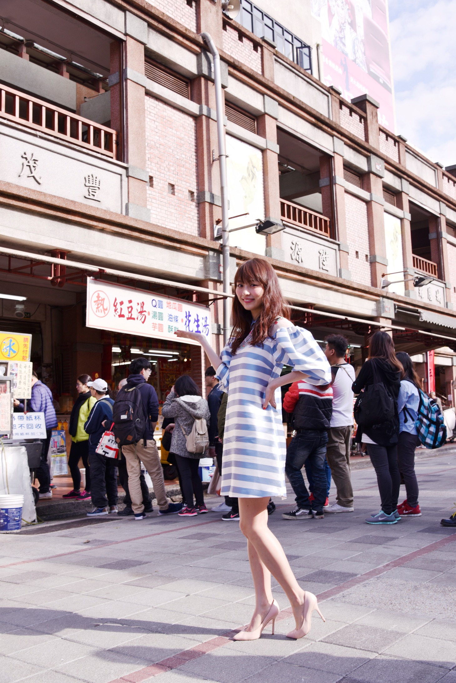 台北市内の市場を訪れた内田理央。