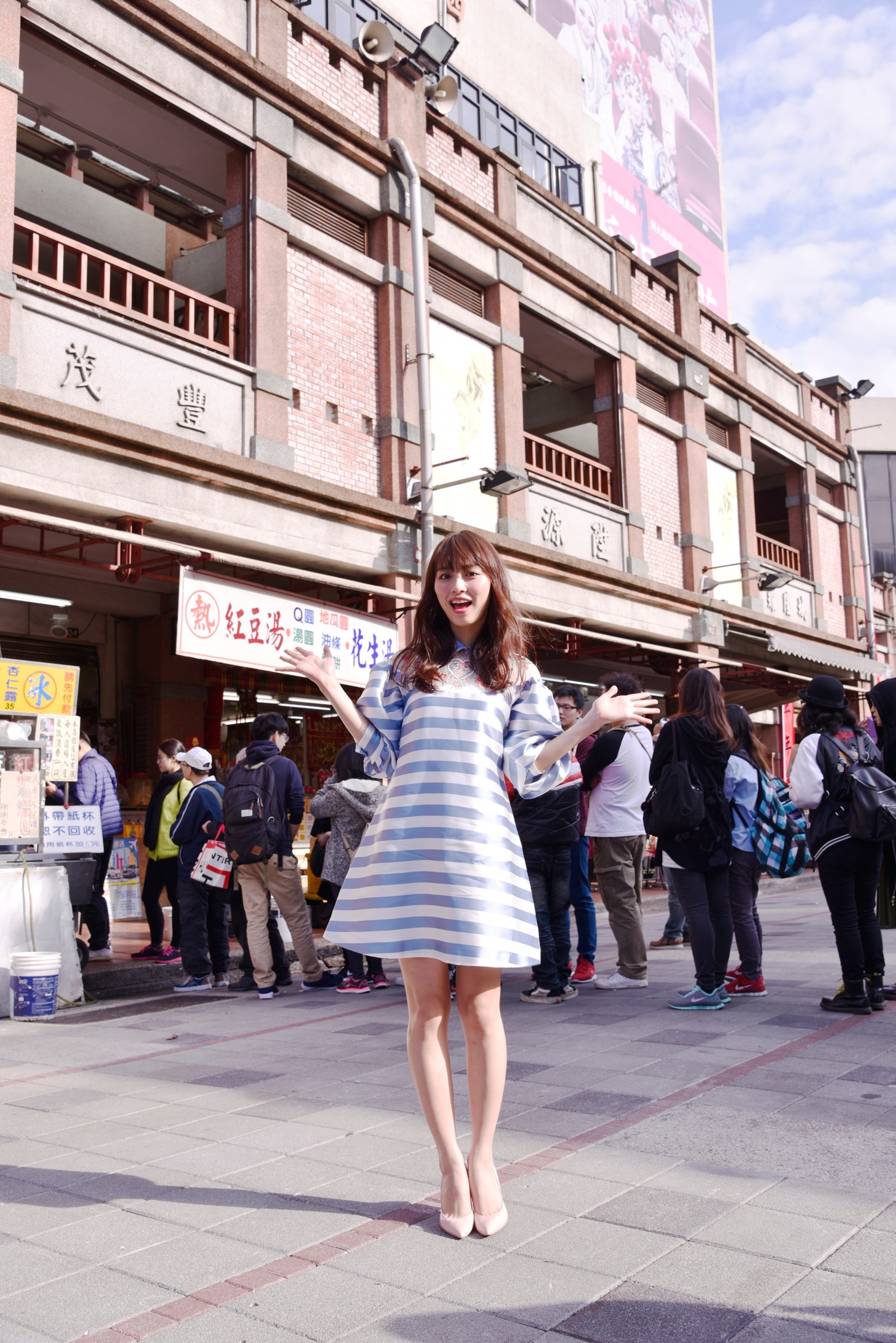 台北市内の市場を訪れた内田理央。