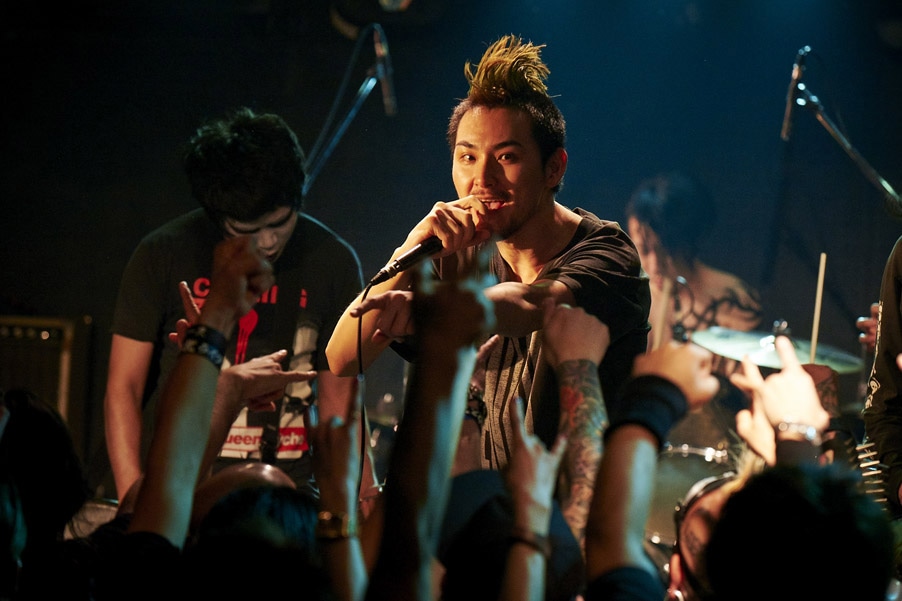 「モヒカン故郷に帰る」より、断末魔のライブシーン。