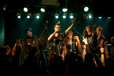 「モヒカン故郷に帰る」より、断末魔のライブシーン。