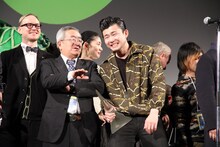 前列左から審査員長の柏原寛司、グランプリ受賞者の小林勇貴。