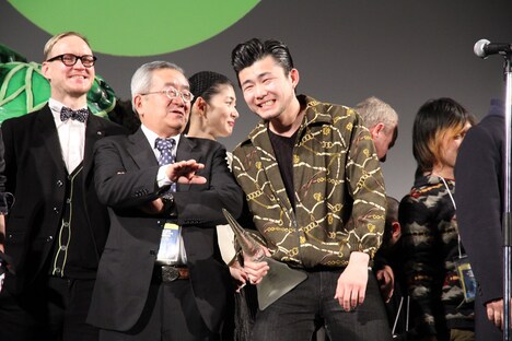 前列左から審査員長の柏原寛司、グランプリ受賞者の小林勇貴。