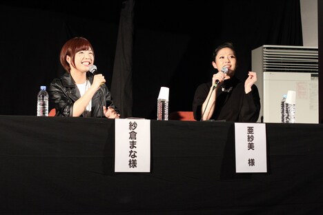 「マメゾウピクチャーズ PRESENTS. フォービデンゾーン特別トークショー」の様子。左から紗倉まな、亜紗美。