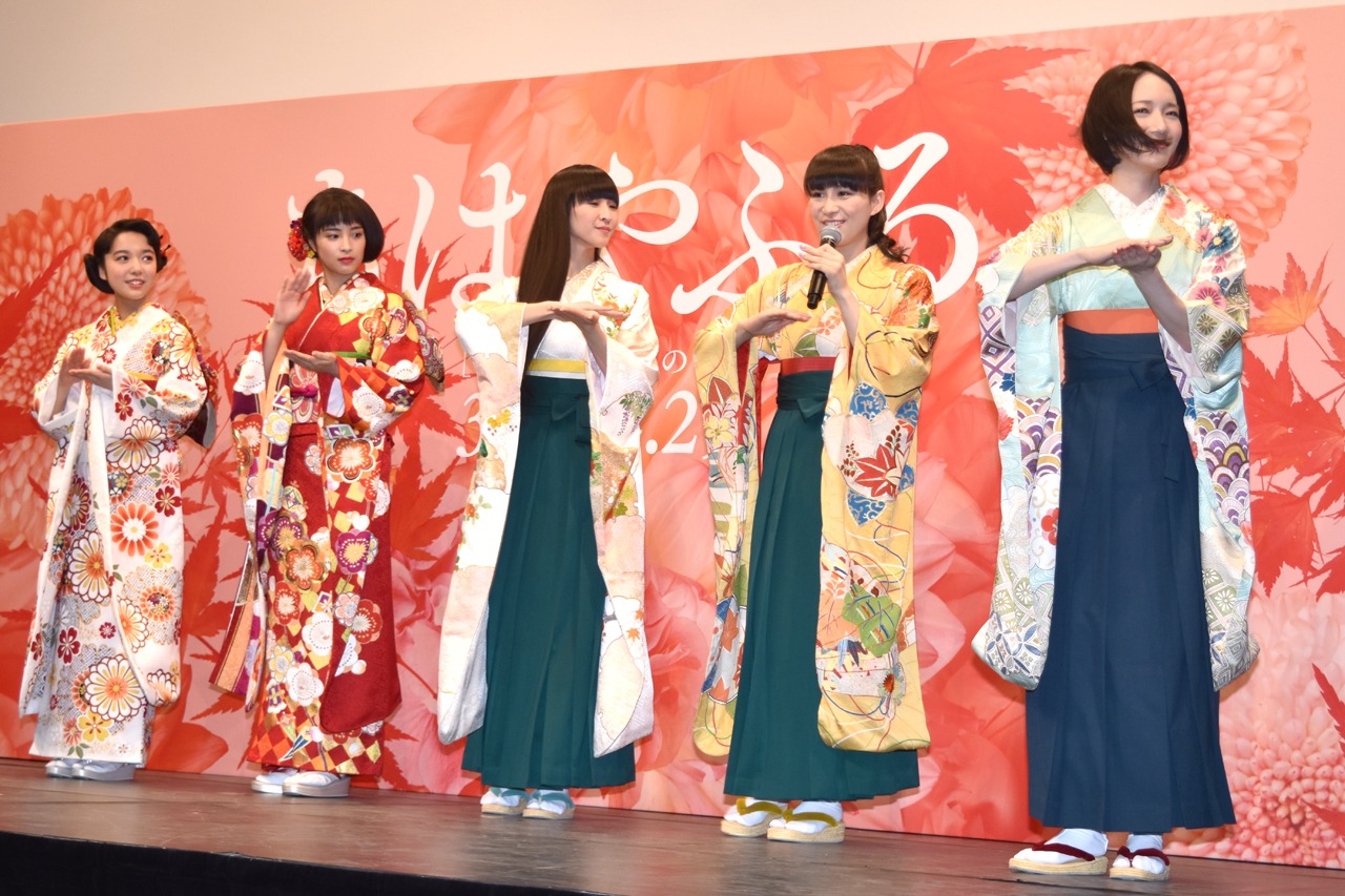 Perfumeが「FLASH」の振り付けをレクチャーしている様子。