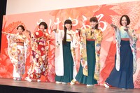 「FLASH」の振り付けを披露している様子。