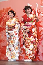 左から上白石萌音、広瀬すず。