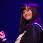 橋本環奈が「セーラー服と機関銃」イベントで熱唱、「同世代の皆さんは心強い組員」
