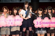 来場者と記念撮影する橋本環奈(中央)。